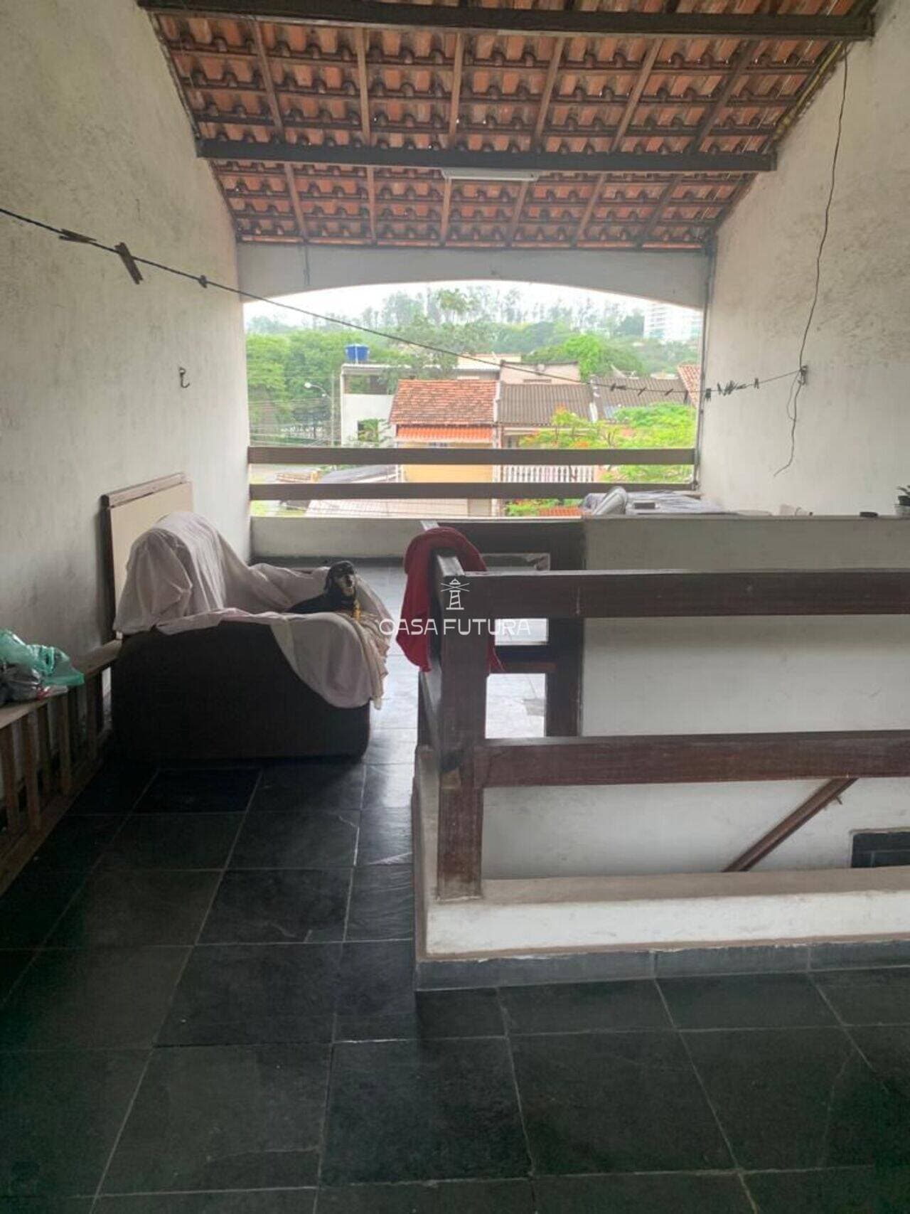 Casa com 3 quartos, 241 m²