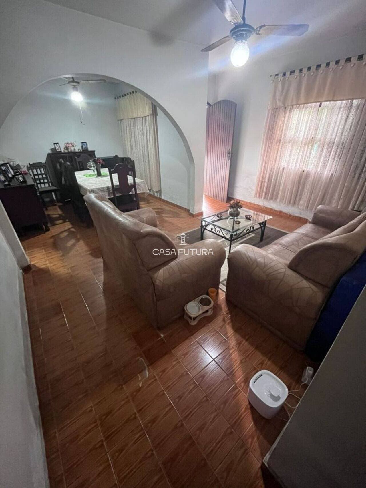 Casa com 4 quartos, 117 m²