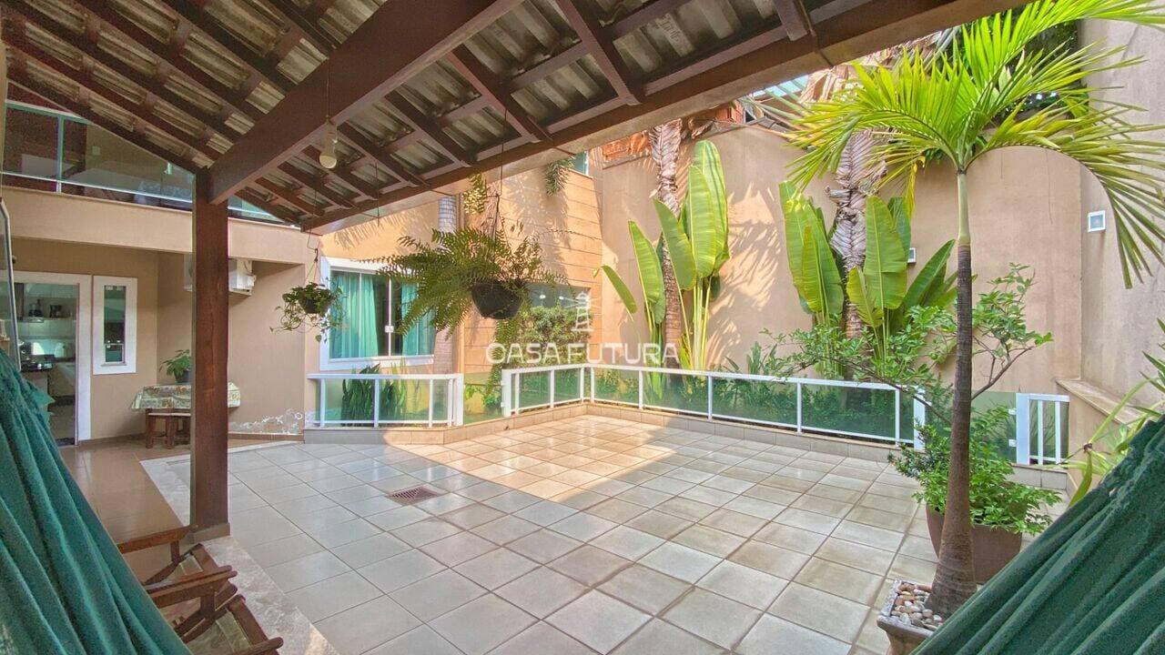 Casa com 3 quartos, 296 m² - foto 2