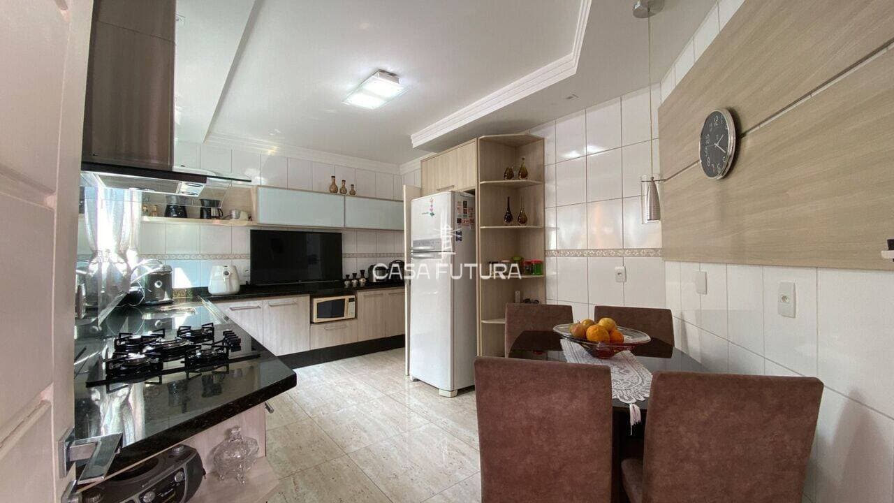 Casa com 3 quartos, 296 m² - foto 4