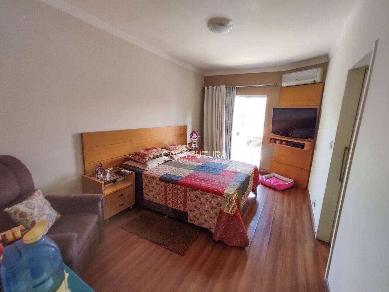 Casa com 3 quartos, 216 m² - foto 2