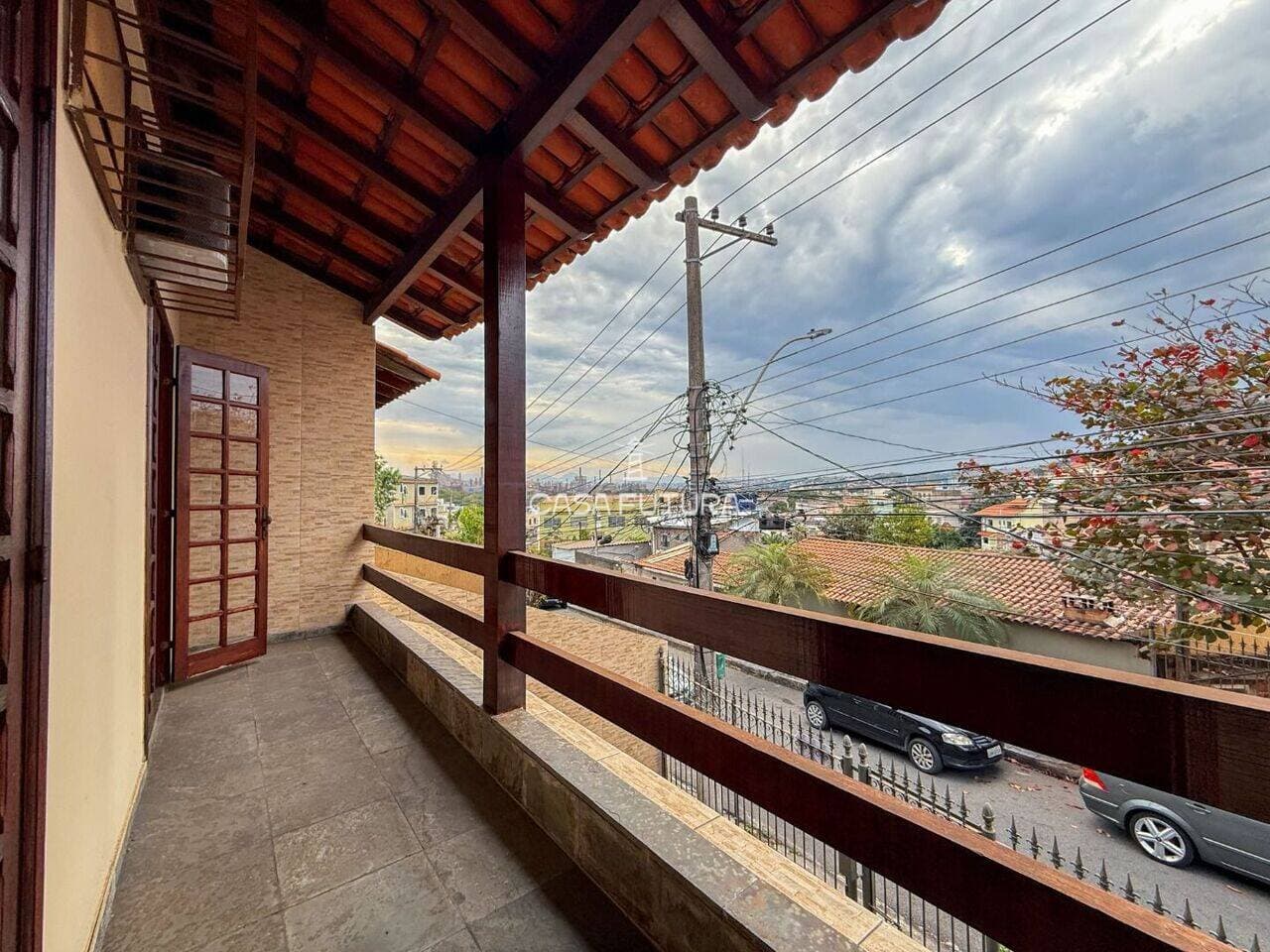 Casa com 5 quartos, 243 m²