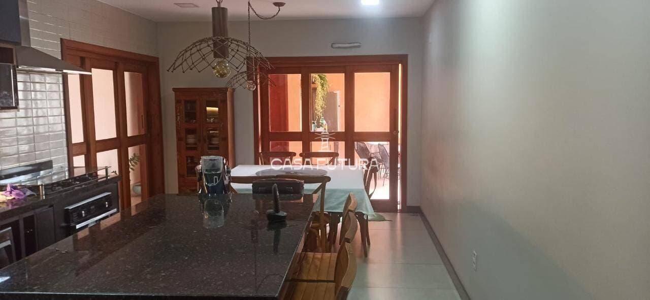 Casa com 3 quartos, 247 m² - foto 2