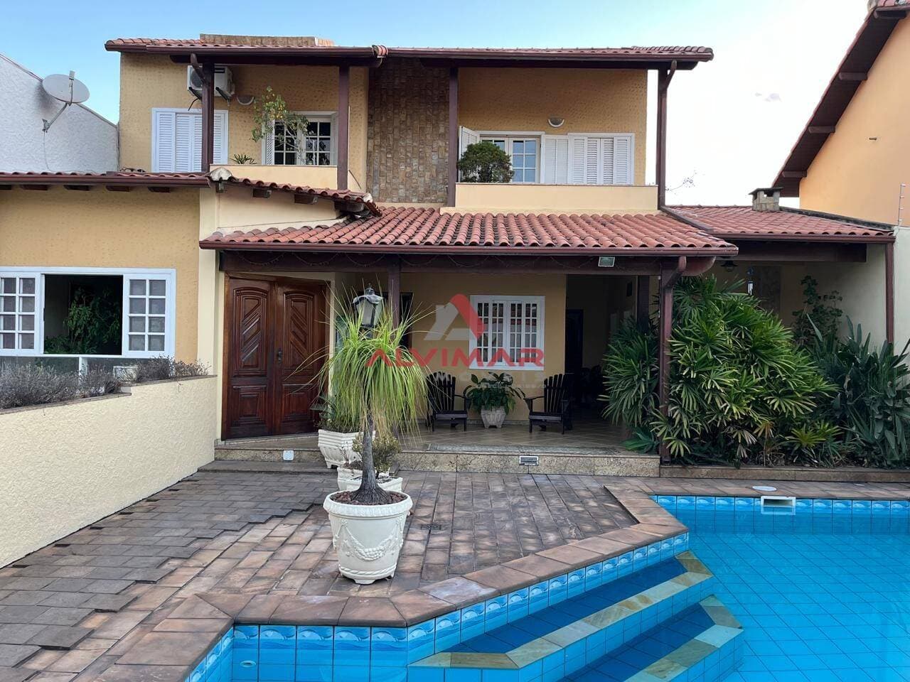 Casa com 3 quartos, 336 m²