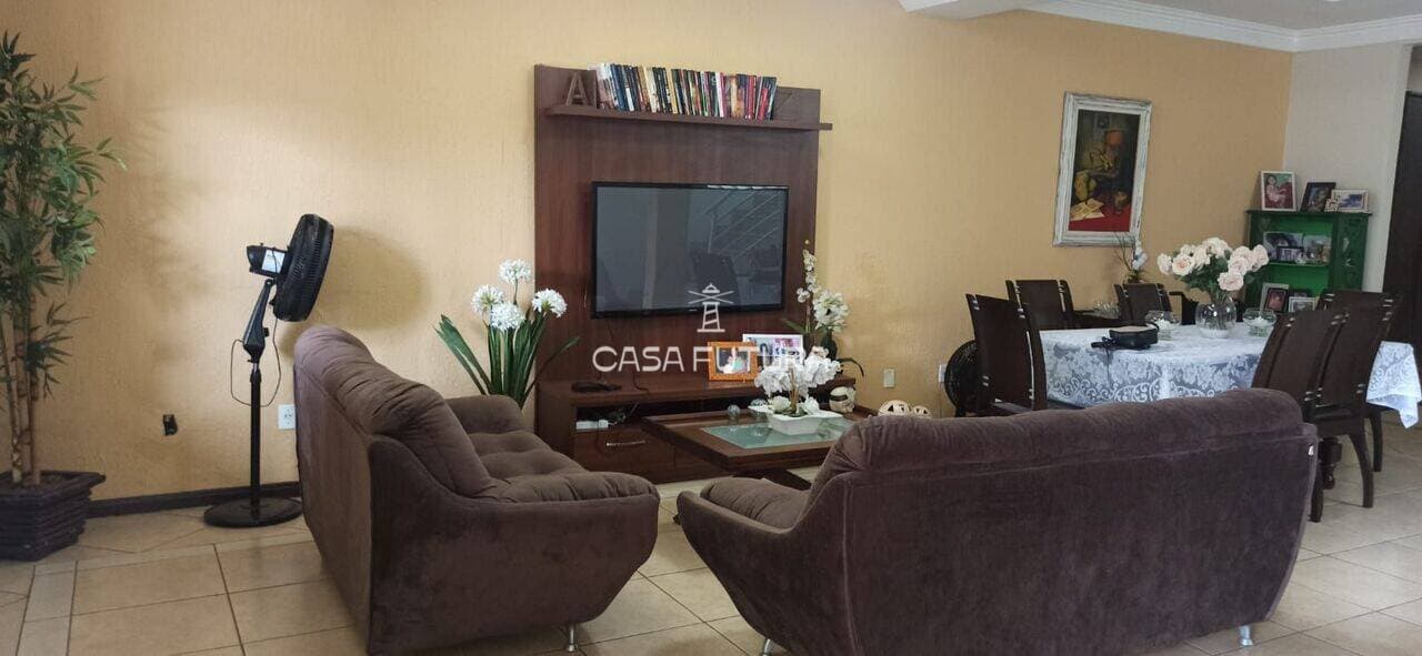 Casa com 4 quartos, 317 m²