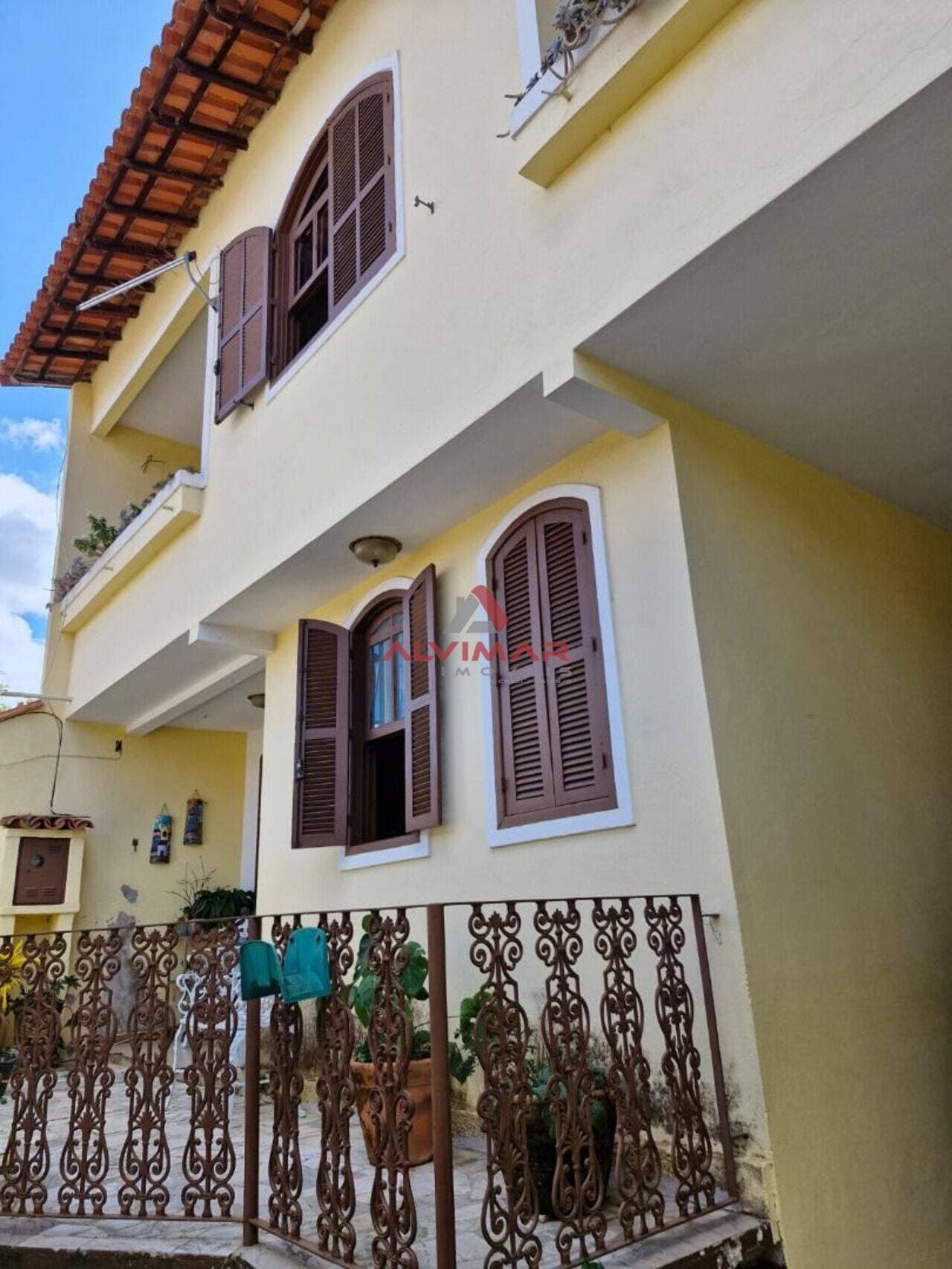 Casa com 4 quartos, 194 m²