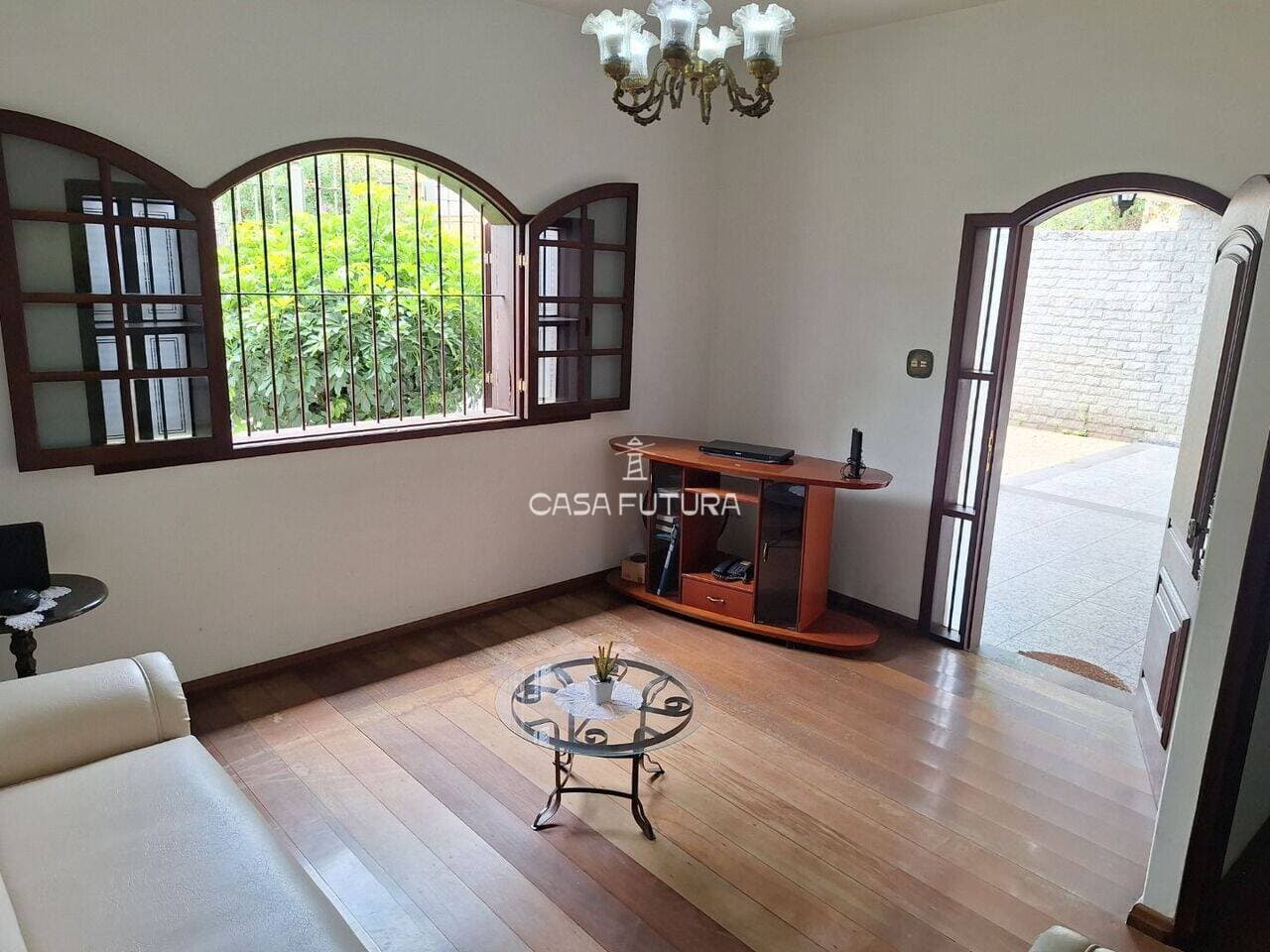 Casa com 3 quartos, 270 m² - foto 2