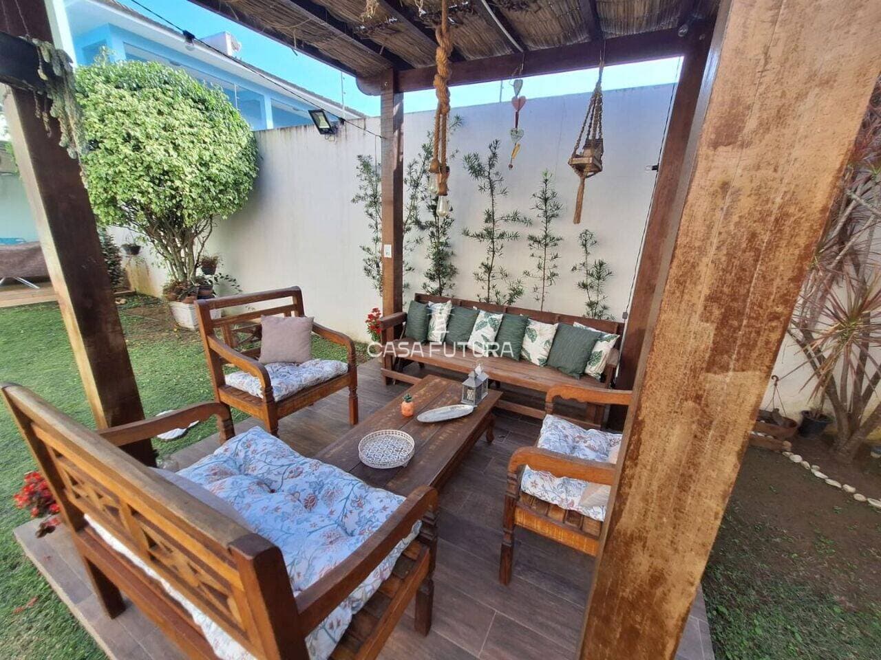 Casa com 3 quartos, 244 m² - foto 2