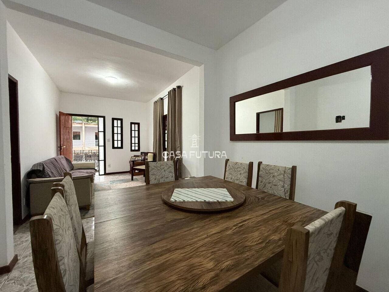 Casa com 5 quartos, 162 m²