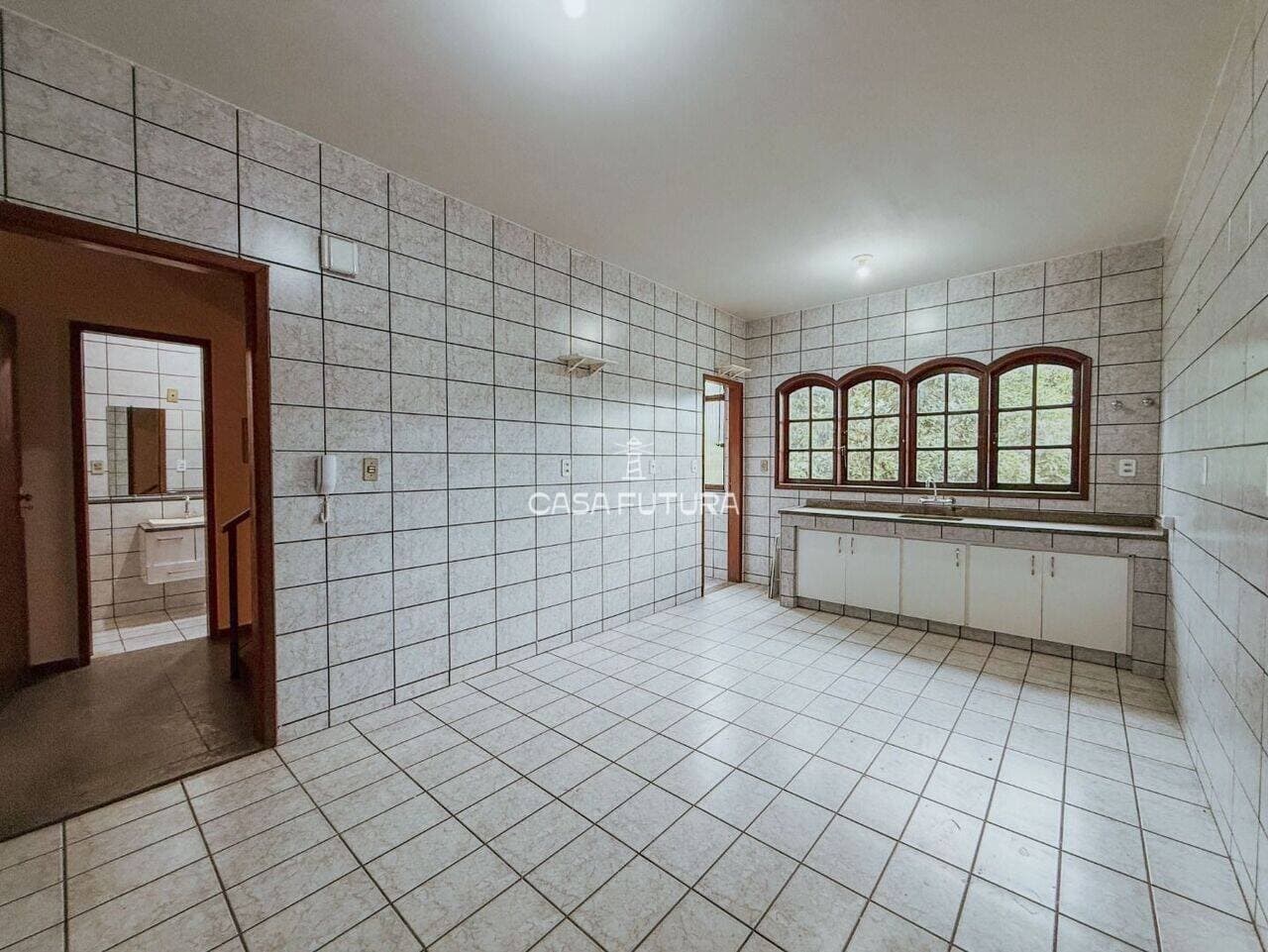 Casa com 4 quartos, 217 m² - foto 4