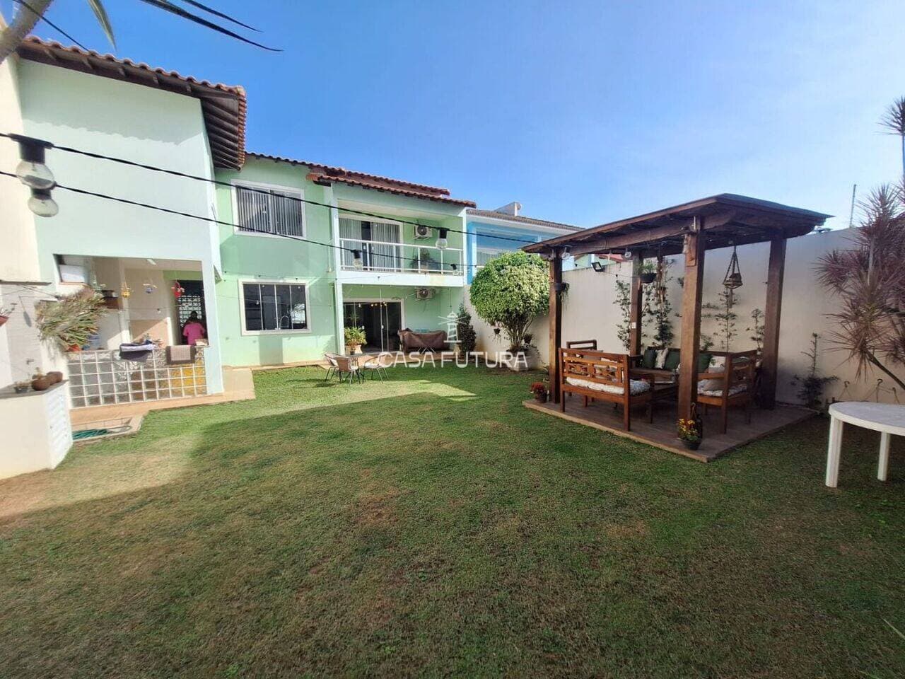 Casa com 3 quartos, 244 m²