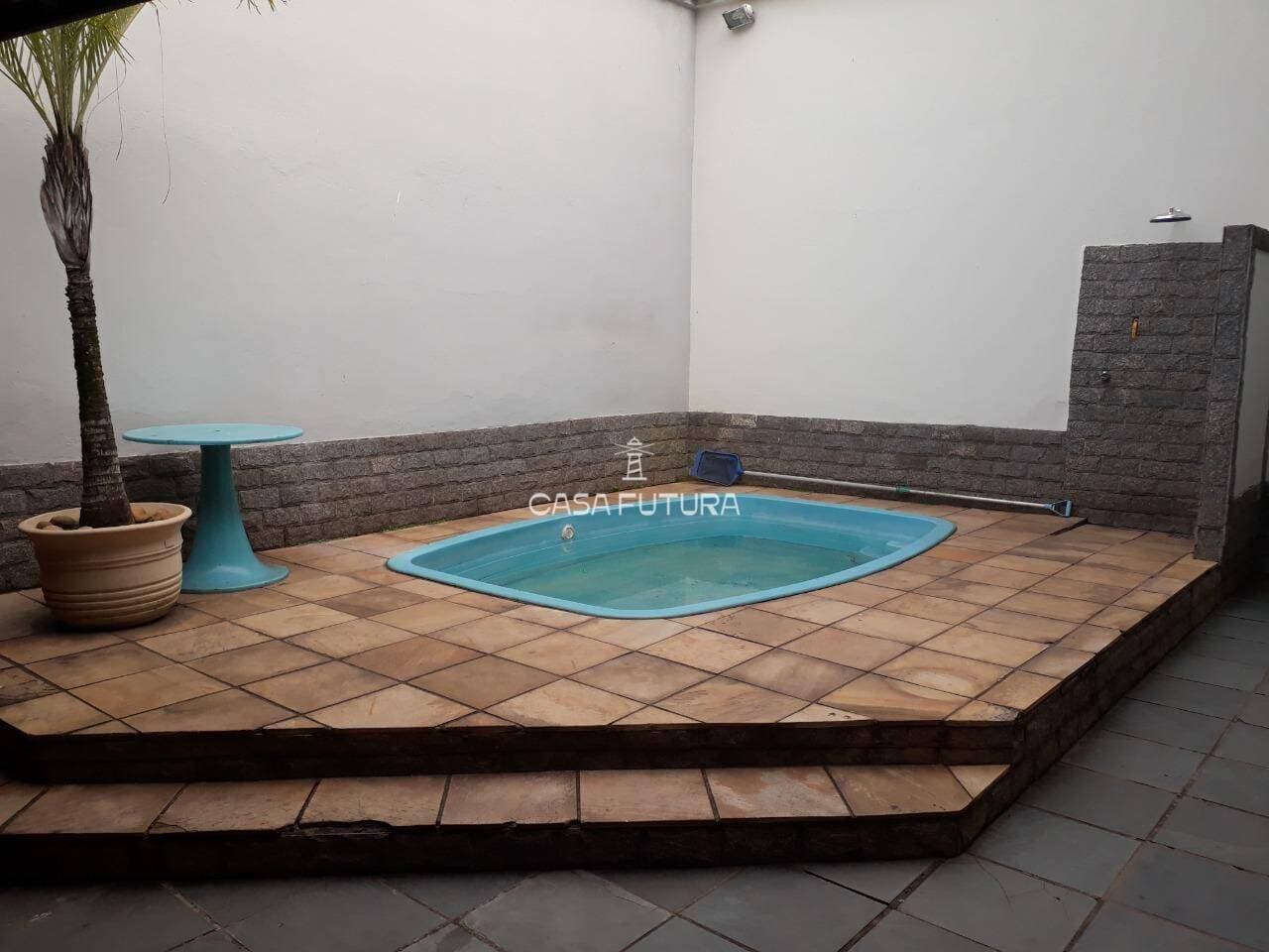 Casa com 4 quartos, 107 m²