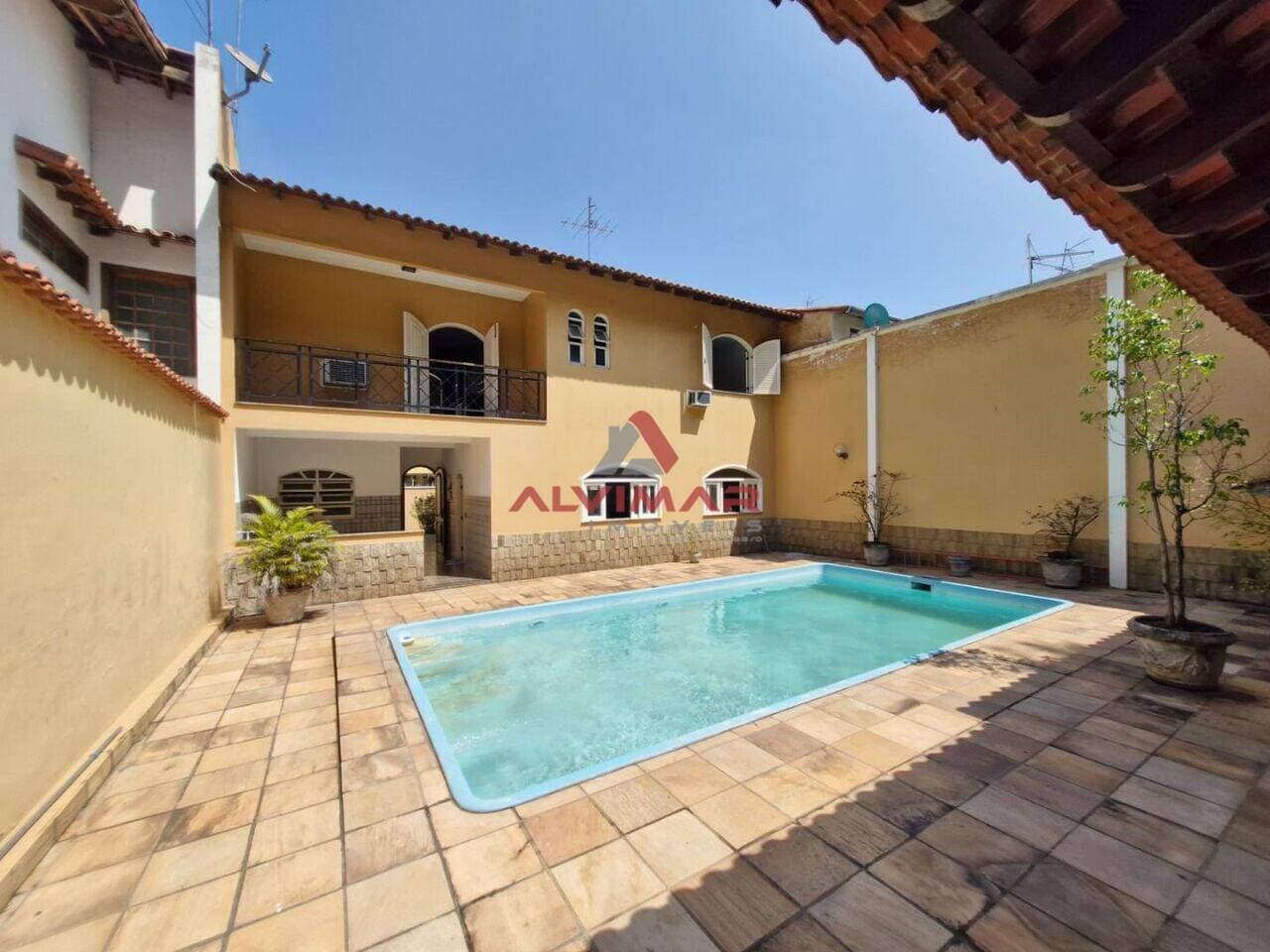 Casa com 3 quartos, 297 m²