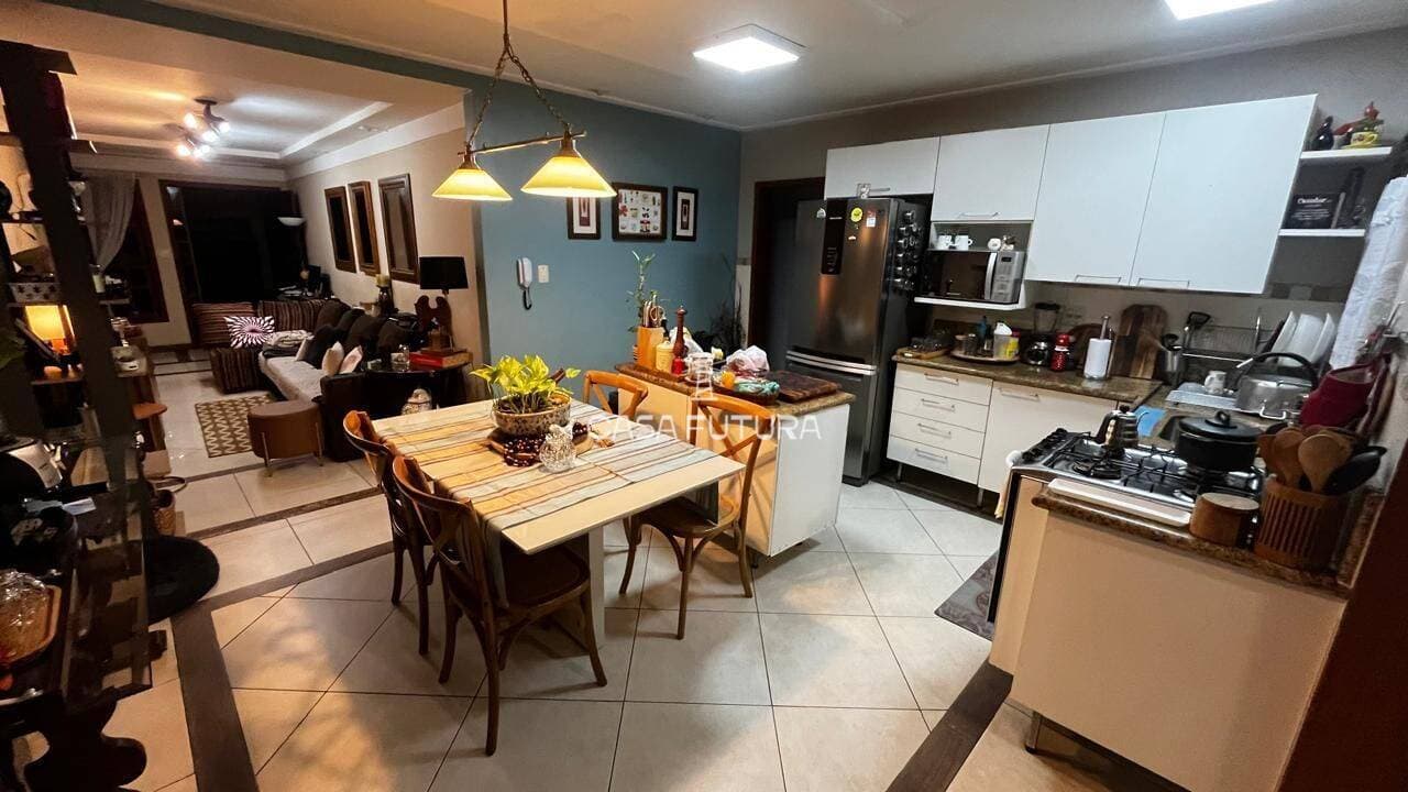 Casa com 3 quartos, 194 m²