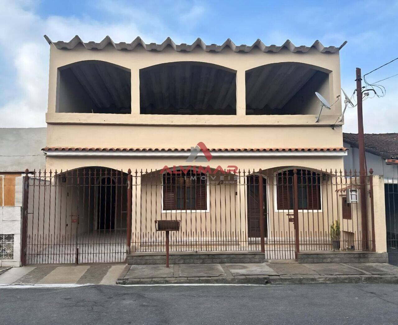 Casa com 3 quartos, 218 m²