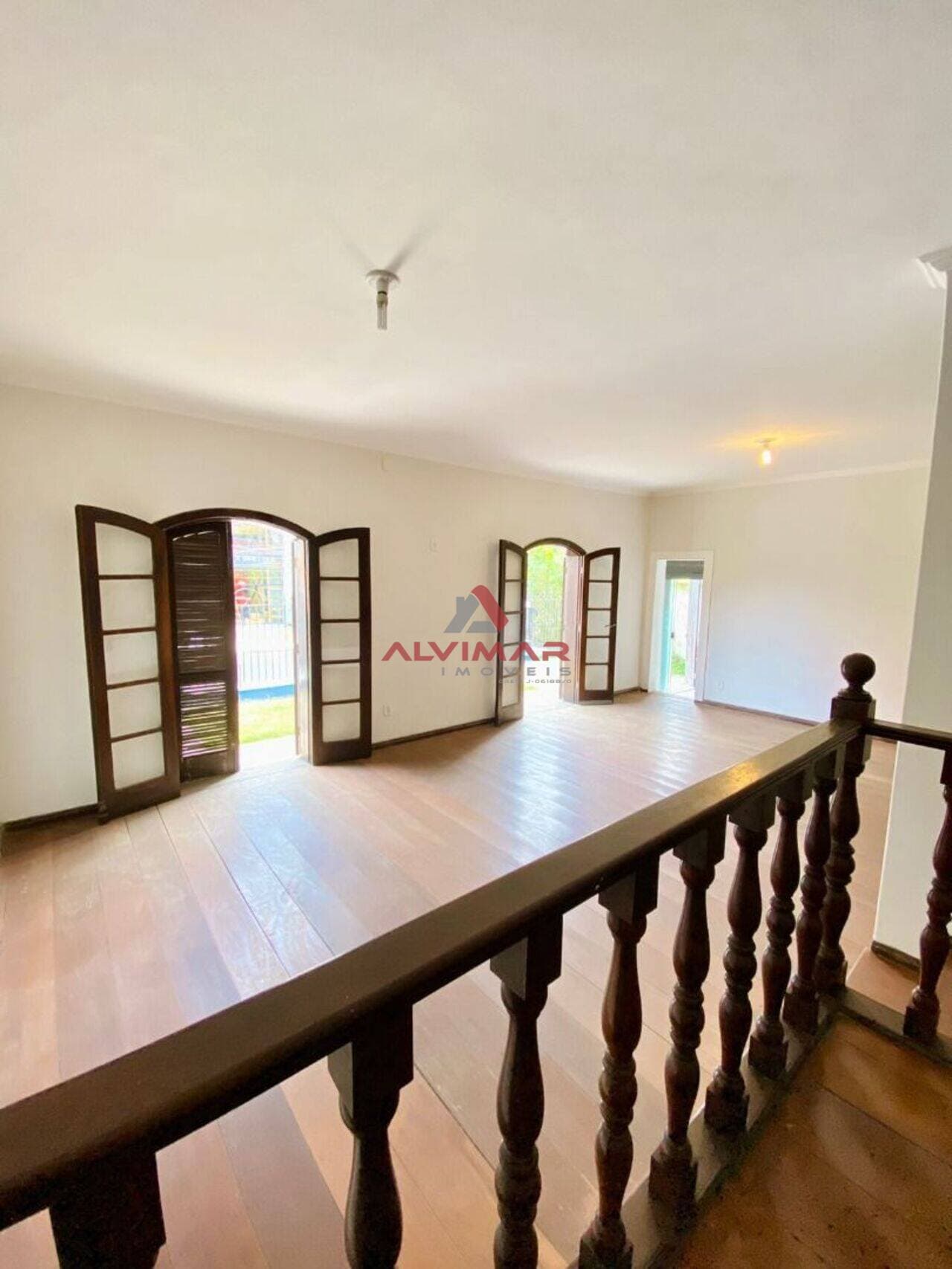 Casa com 4 quartos, 297 m² - foto 2