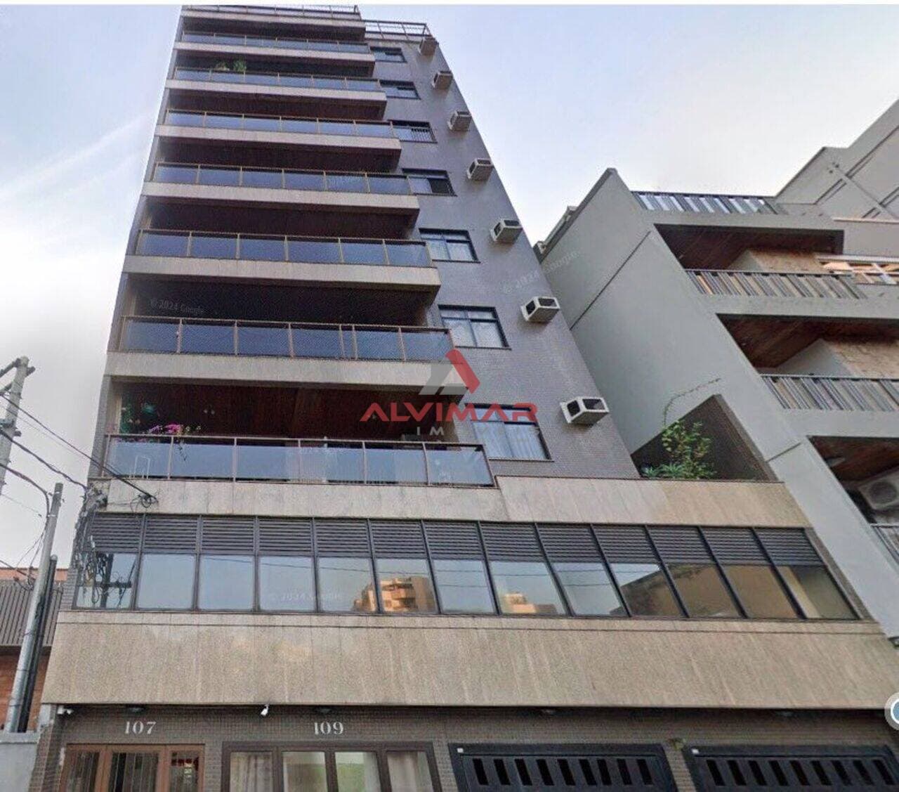 Apartamento com 4 quartos, 210 m²