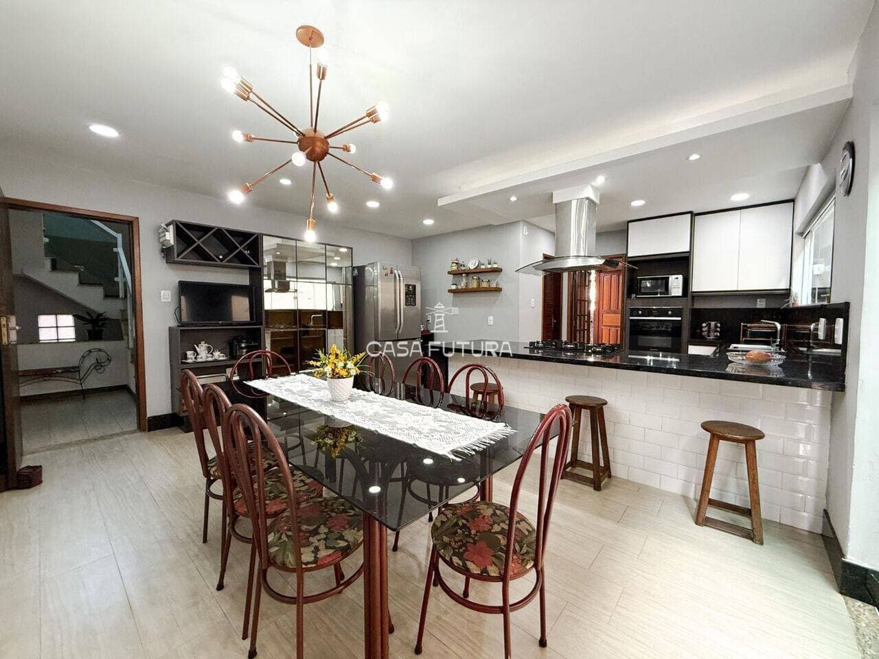 Casa com 6 quartos, 331 m² - foto 4