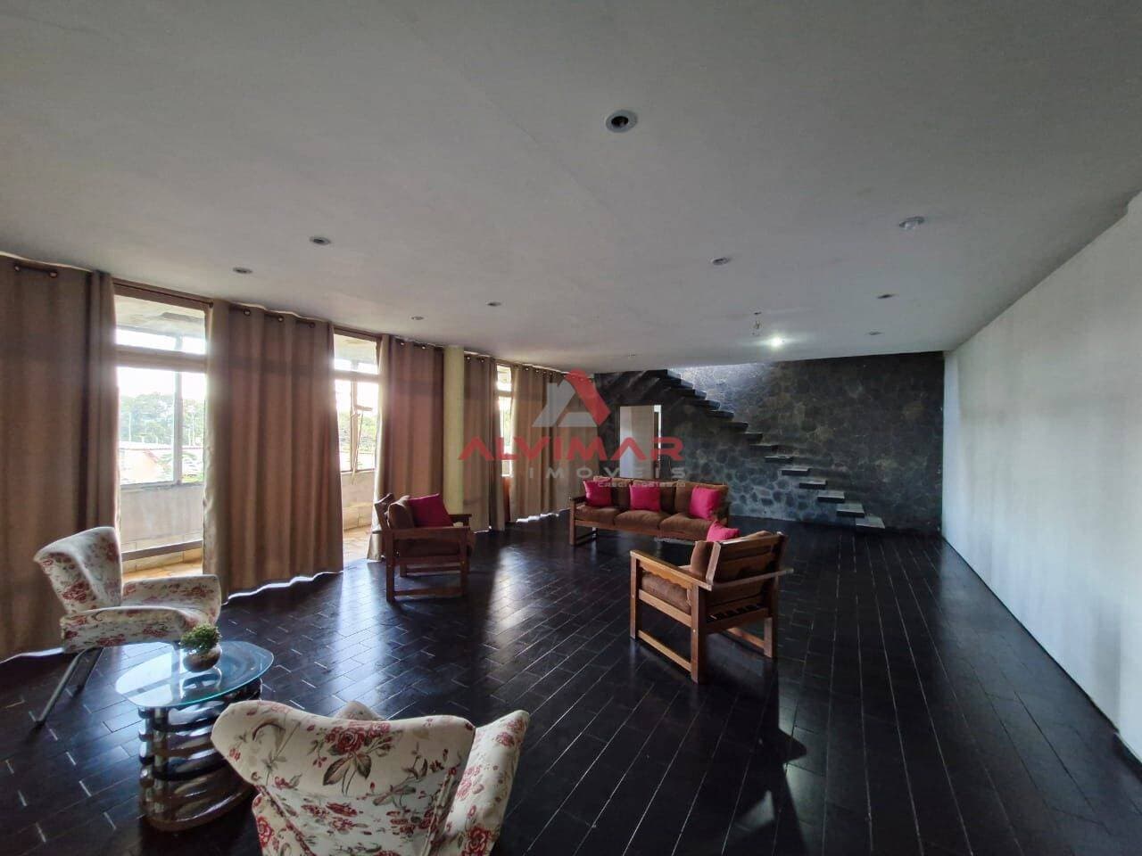 Casa com 4 quartos, 250 m²