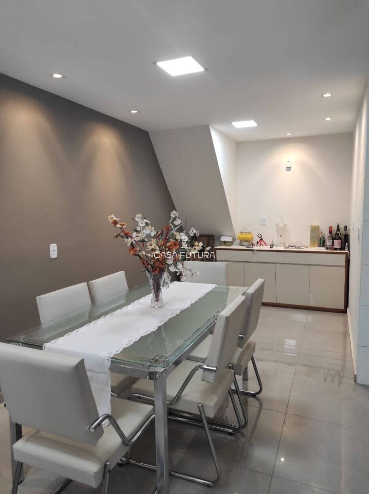 Casa com 4 quartos, 136 m²