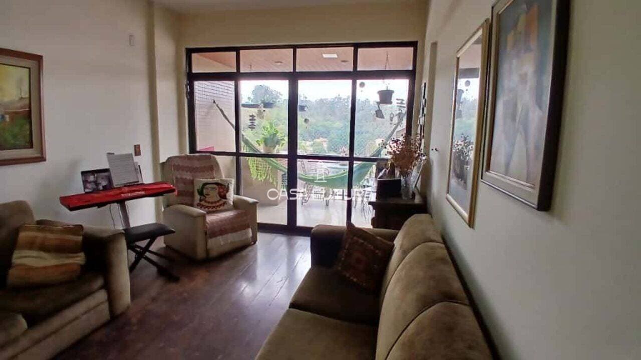 Apartamento com 3 quartos, 235 m²