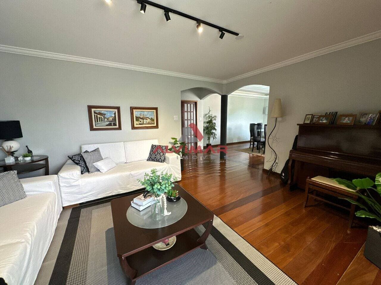 Casa com 3 quartos, 331 m² - foto 3