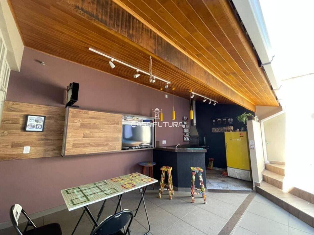 Casa com 3 quartos, 213 m²