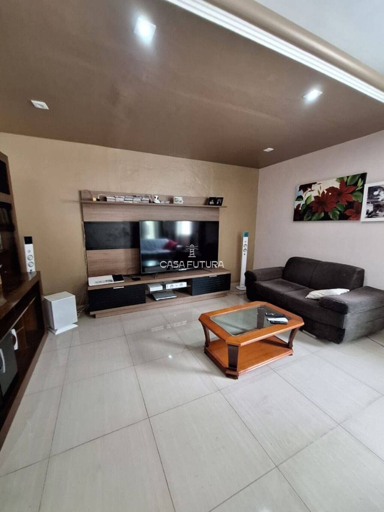 Casa com 3 quartos, 254 m² - foto 2