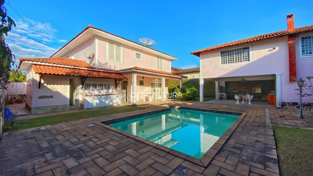 Casa com 4 quartos, 371 m²