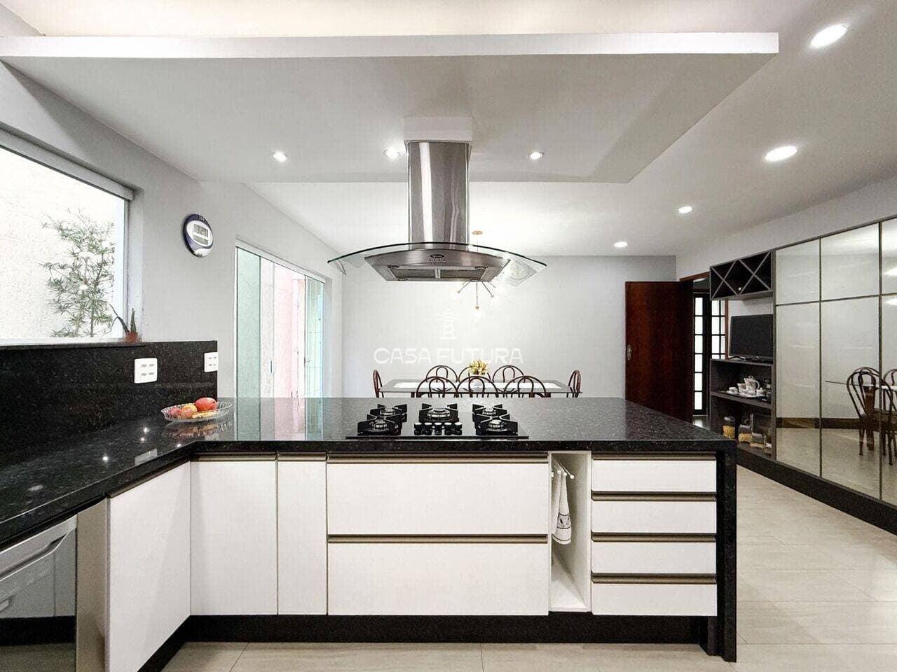 Casa com 6 quartos, 331 m² - foto 7