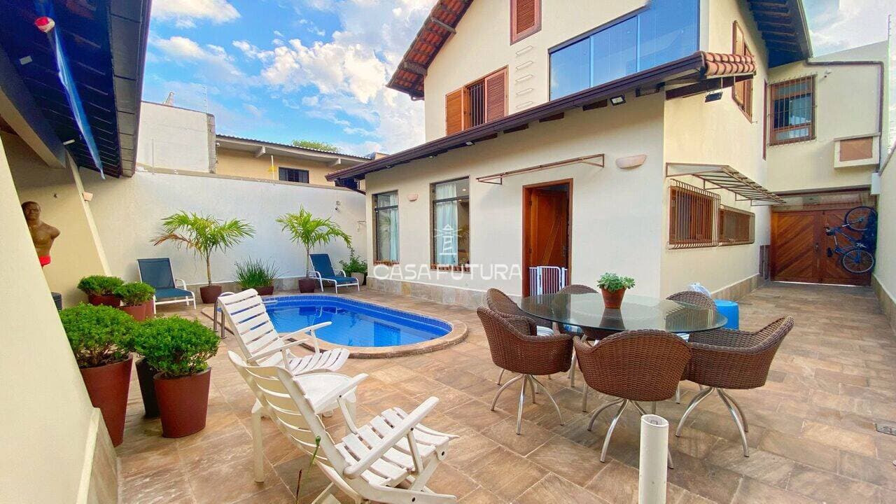 Casa com 3 quartos, 275 m²