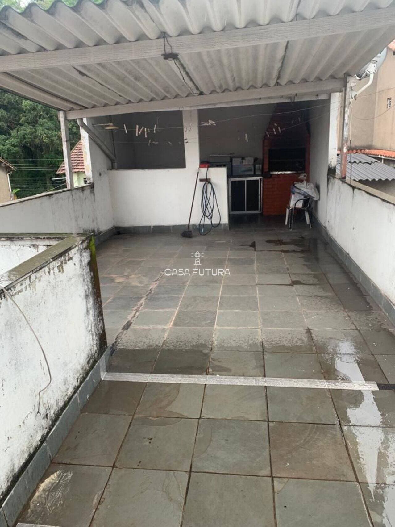 Casa com 3 quartos, 241 m² - foto 2