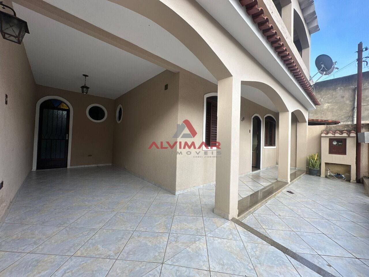 Casa com 3 quartos, 218 m² - foto 2