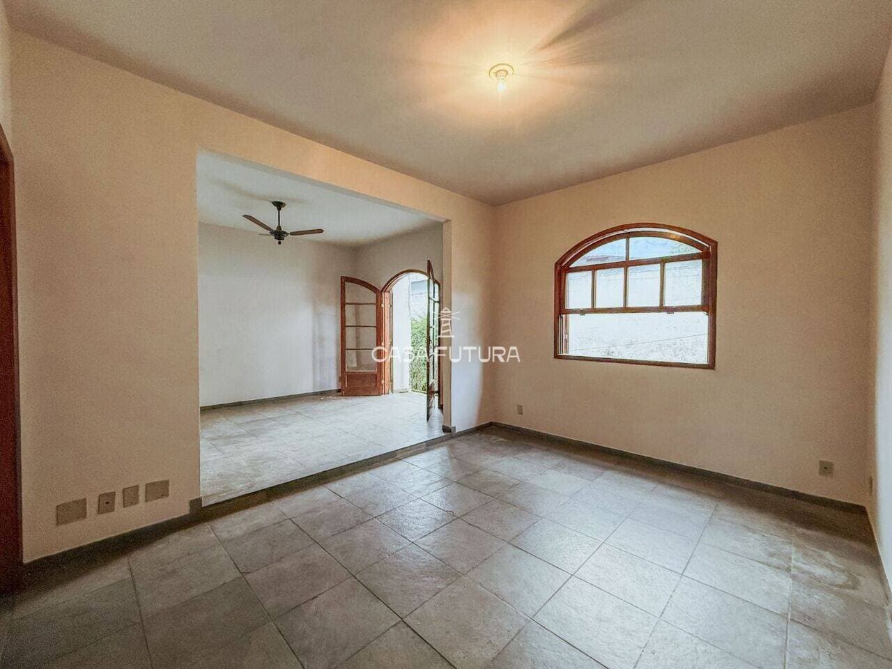 Casa com 4 quartos, 217 m²
