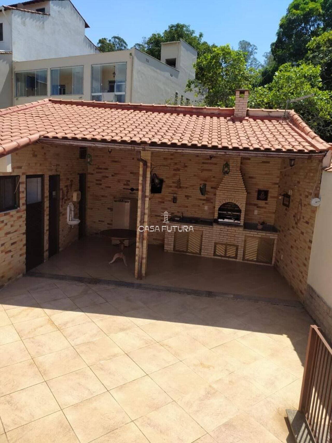 Casa com 4 quartos, 367 m²