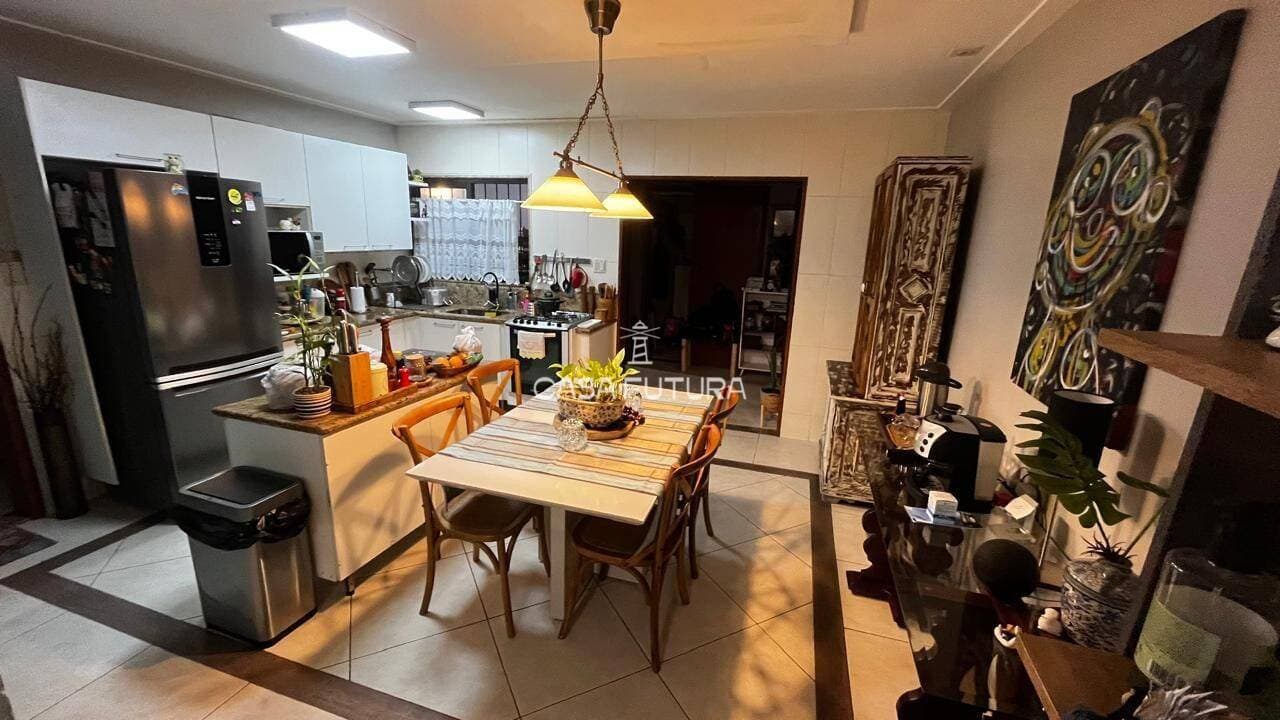 Casa com 3 quartos, 194 m² - foto 2