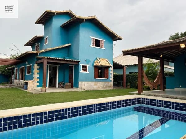 Casa em Condomínio com piscina privativa e quintal amplo.