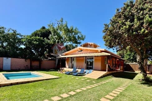 Oportunidade 2 casas a Venda porteira fechada, pé na areia da Praia da Rasa, próximas à Praia da Marina, em Búzios/RJ.